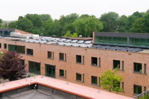 laag zorggebouw met zonnepanelen op het dak