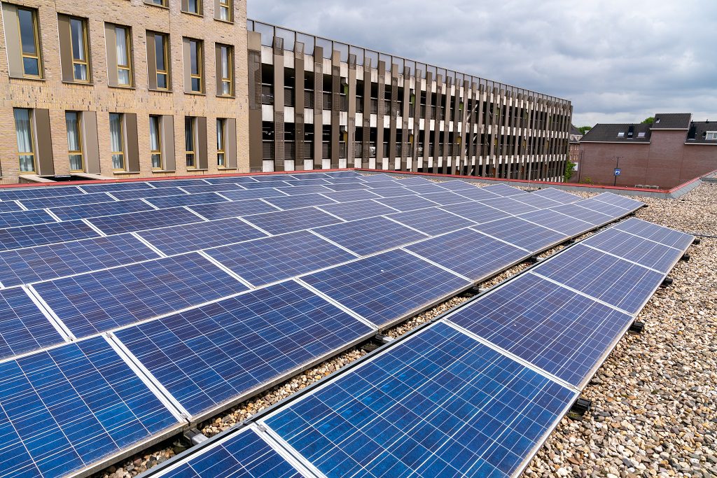 Zonnepanelen op het dak bij St Jansdal ziekenhuis